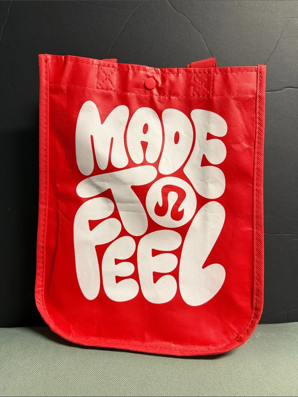 BN LULULEMON ATHLETICA “MADE TO FEEL” RED GRAPHIC REUSABLE SNAP CLOSURE TOTE BAG